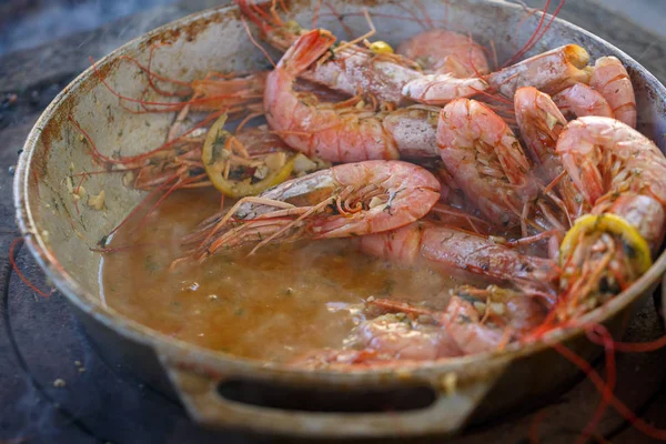 Varios Apetitosos Camarones Grandes Salsa Con Limón Encuentran Una Sartén —  Fotos de Stock