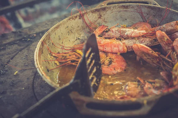 Mehrere Appetitanregende Große Garnelen Sauce Mit Zitrone Liegen Einer Pfanne — Stockfoto