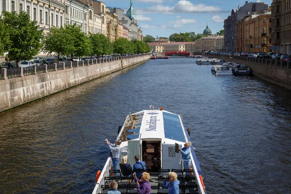 Rusya, Saint-Petersburg, 31 Mayıs 2018: gezi gemisi Fontanka Nehri boyunca köprünün altından geçen