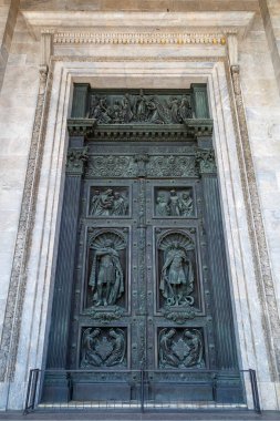 Rusya, Saint-Petersburg, 31 Mayıs 2018: St. Isaac katedralinin dekore edilmiş kapı