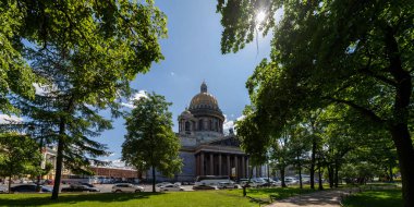 Rusya, Saint-Petersburg, 31 Mayıs 2018: St. Isaac's Katedrali ve meydana bakan Panorama. Alexander bahçeden bir güneşli bahar gününde görüntülemek