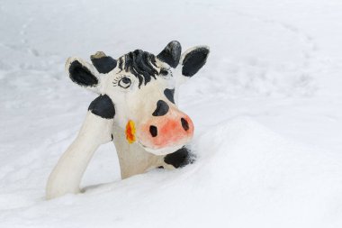 Kışın kar altında inek yalan komik heykeli