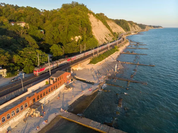 Rusya, Krasnodar Krayı, Gizele-Dere Köyü, 13 Ağustos 2018: Kuşbakışı Gizel-Dere Tren İstasyonu ve geçen tren sıcak yaz akşamı Karadeniz sahili boyunca