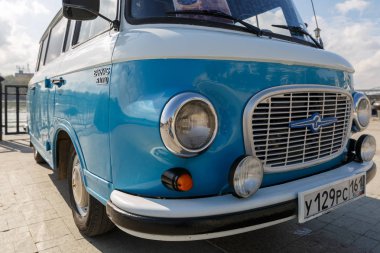 Rostov-On-Don, Rusya, 07 Ekim 2017: Camgöbeği retro minivan Barkas B1000 setin Don Nehri'nin üzerinde eski arabalar Show'da. Yakın çekim