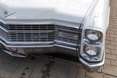 Rostov-On-Don, Rusya, 07 Ekim 2017: farlar ve radyatör ızgara bir vintage beyaz Cadillac Coupe de Ville retro Otomobil Fuarı nda