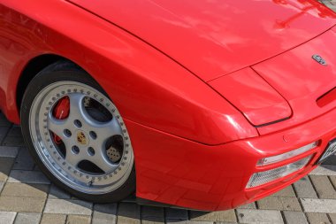 Rostov-On-Don, Rusya, 07 Ekim 2017: Ön parçası kentin Retro araba göstermek, kırmızı spor araba Porsche 944