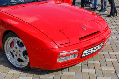 Rostov-On-Don, Rusya, 07 Ekim 2017: Ön parçası kentin Retro araba göstermek, kırmızı spor araba Porsche 944