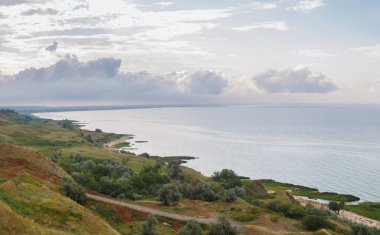Bahar sabahı köyde Merzhanovo, Rusya Federasyonu yakınındaki Azak Denizi'nin kıyısında panoramik manzaralı