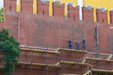 Moskova, Rusya, 24 Ağustos 2017: İskele işçilerin Kremlin Duvarı'nın onarım çalışmaları başlattık