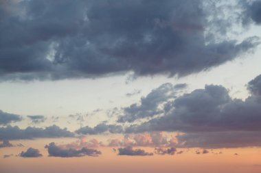 Bir arka plan ya da arka plan olarak gün batımında güzel kırmızı ve mavi bulutlar