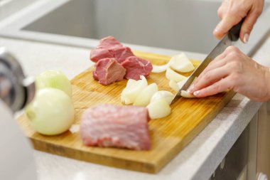 Cook soğan ve çiğ et ahşap bir gemide keser