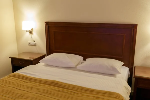 Großes Bequemes Doppelbett Hotelzimmer — Stockfoto