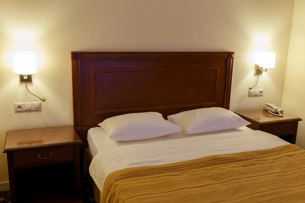 Großes Bequemes Doppelbett Hotelzimmer — Stockfoto