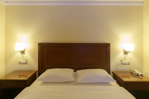 Großes Bequemes Doppelbett Einem Gemütlichen Hotelzimmer — Stockfoto