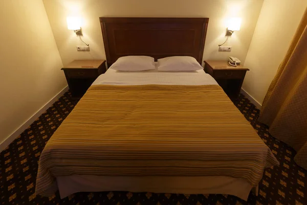 Großes Bequemes Doppelbett Einem Kleinen Hotelzimmer — Stockfoto