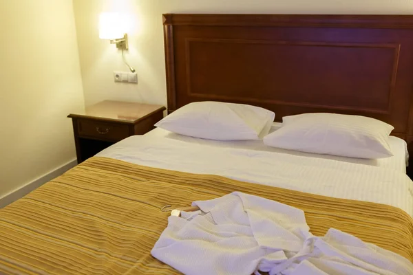 Bademantel Liegt Auf Einem Großen Doppelbett Einem Hotelzimmer — Stockfoto