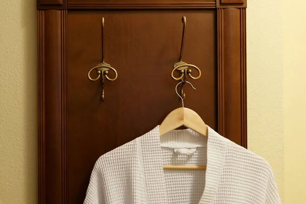 卧室里挂着白色的纺织品长袍 — 图库照片