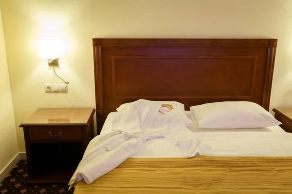 Weißer Bademantel Liegt Auf Einem Großen Doppelbett Einem Hotelzimmer — Stockfoto