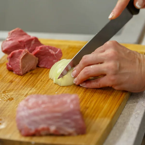 Kadın mutfak ahşap bir gemide soğan keser