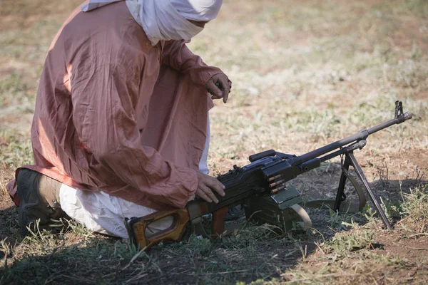 Hagyományos Muszlim Ruhában Fátyolos Katona Földön Közel Géppuska — Stock Fotó