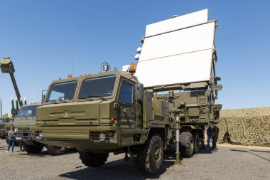 Kadamovskiy eğitim alanı, Rostov bölgesi, Rusya, 26 Ağustos 2018: Uluslararası askeri teknik forum ordu-2018. Modern Rus askeri mobil radar istasyonu 1l 119