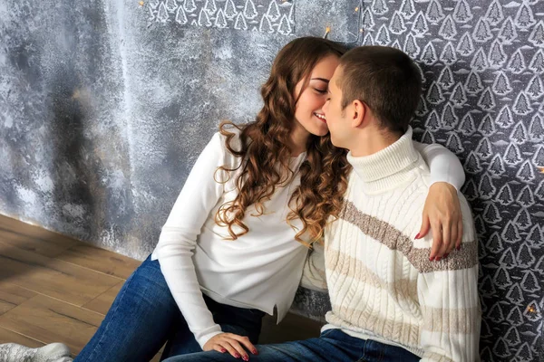 Pareja Feliz Jóvenes Enamorados Están Sentados Suelo Primer Plano —  Fotos de Stock