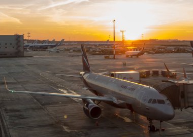 Moskova, Rusya, 07 Ekim 2018: Rus Havayolu uçak Aeroflot tümüyle yükselen güneşin arka plan üzerinde yolcu yatılı için hazır