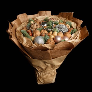 Güzel Noel çeşitli fındık, dekoratif buket dallar Noel ağacı ve topları siyah arka plan üzerine dekore