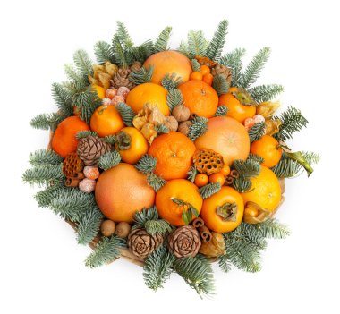 Mandalina, portakal, greyfurt, Trabzon hurması, ceviz, oluşan bir buket şeklinde orijinal Noel hediyesi çam çırpı ile dekore edilmiş