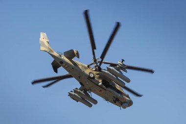 Kadamovskiy eğitim alanı, Rostov bölgesi, Rusya, 26 Ağustos 2018: Uluslararası askeri teknik forum ordu-2018. Uçan tank adlı Helikopteri Ka-52 timsah, saldırı. Uçuş alttan görünüm