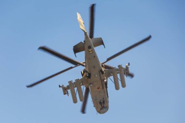 Kadamovskiy eğitim alanı, Rostov bölgesi, Rusya, 26 Ağustos 2018: Uluslararası askeri teknik forum ordu-2018. Uçan tank adlı Helikopteri Ka-52 timsah, saldırı. Uçuş alttan görünüm