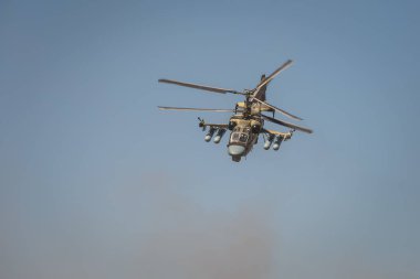 Kadamovskiy eğitim alanı, Rostov bölgesi, Rusya, 26 Ağustos 2018: Uluslararası askeri teknik forum ordu-2018. Uçan tank adlı Helikopteri Ka-52 timsah, saldırı. Ön görünümünde, uçuş