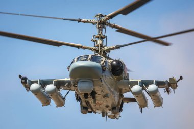 Kadamovskiy eğitim alanı, Rostov bölgesi, Rusya, 26 Ağustos 2018: Uluslararası askeri teknik forum ordu-2018. Uçan tank adlı Helikopteri Ka-52 timsah, saldırı. Ön görünümünde, uçuş. Yakın çekim
