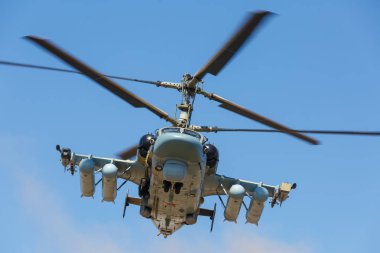 Kadamovskiy eğitim alanı, Rostov bölgesi, Rusya, 26 Ağustos 2018: Uluslararası askeri teknik forum ordu-2018. Uçan tank adlı Helikopteri Ka-52 timsah, saldırı. Ön görünümünde, uçuş