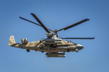 Kadamovskiy eğitim alanı, Rostov bölgesi, Rusya, 26 Ağustos 2018: Uluslararası askeri teknik forum ordu-2018. Uçan tank adlı Helikopteri Ka-52 timsah, saldırı. Uçuş sol yan görünüm