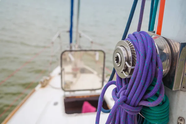 Seilwinde Auf Dem Mast Mit Seilen Umwickelt Vor Dem Hintergrund — Stockfoto