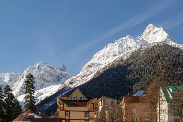 Dombai Rusia Febrero 2018 Techos Casas Hoteles Sobre Fondo Montañas — Foto de Stock