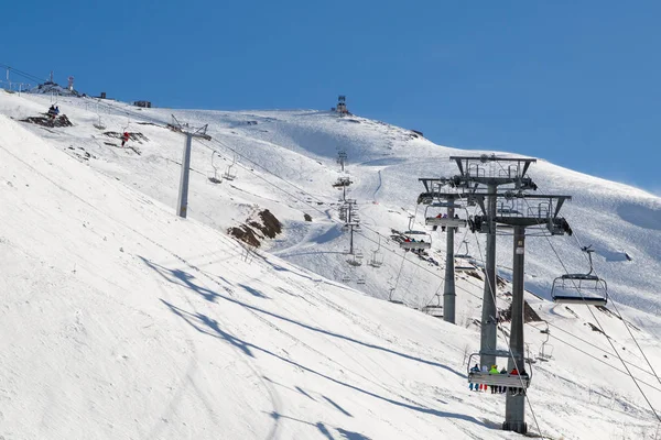 Dombai Rusia Febrero 2018 Telesilla Eleva Esquiadores Snowboarders Cima Montaña —  Fotos de Stock