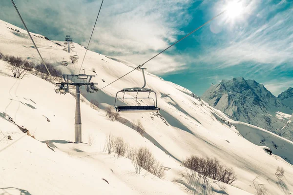 Stoeltjeslift Liften Skiërs Snowboarders Naar Top Van Berg Buurt Van — Stockfoto