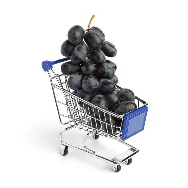 白い背景に食料品のカートの熟した黒ブドウの房 概念的な写真 — ストック写真