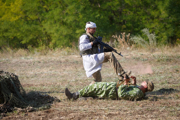 САМБЕК, РОСТОВ РЕГИОН, РОССИЯ, 19 августа 2018 года: Реконструкция афганской войны. Моджахид атакует советского солдата
