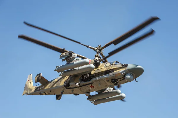 Kadamovskiy eğitim alanı, Rostov bölgesi, Rusya, 26 Ağustos 2018: Uluslararası askeri teknik forum ordu-2018. Uçan tank adlı Helikopteri Ka-52 timsah, saldırı. Alt tarafı görünümü, uçuş