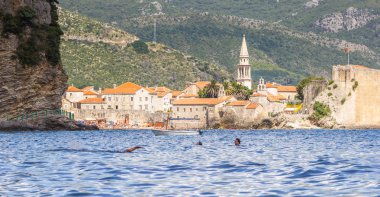 Karadağ, Budva, 31 Temmuz 2014: görünümü denizden eski şehir ve kale