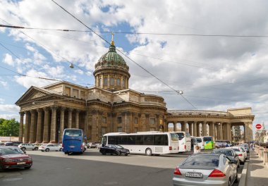 Rusya, Saint-Petersburg, 30 Mayıs 2018: Kazan Katedrali yakınındaki kare görünümünü turist otobüsleri ve arabalar