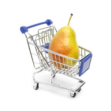 Güzel olgun armut beyaz bir arka planda izole bir alışveriş arabasında yatıyor. Kavramsal resim