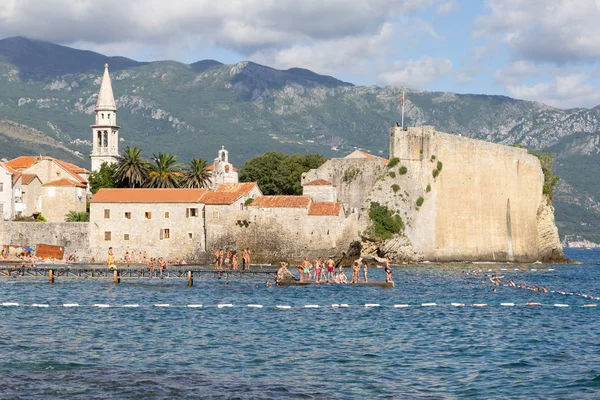 Karadağ, Budva, 31 Temmuz 2014: görünümü denizden eski şehir ve kale