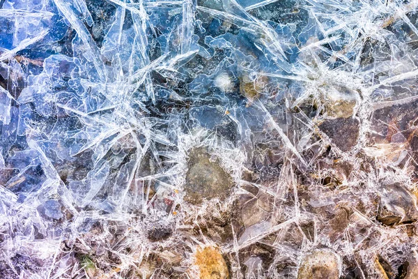 Donmuş Sığ Suda Yuvarlak Taşlar Arasında Çok Keskin Buz Sarkıtları — Stok fotoğraf