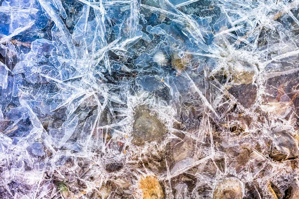 Bevroren Water Ondiep Water Ronde Stenen Onder Vele Scherpe Ijspegels — Stockfoto