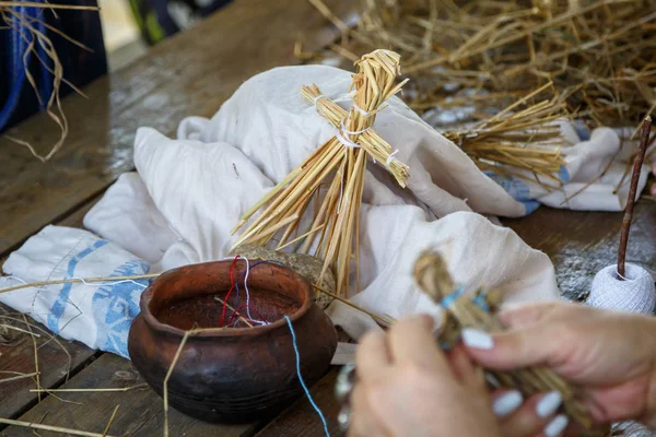 Saman tablo üzerinde bir küçük insan yalan şeklinde bir oyuncak yaptı. Geleneksel Rus halk sanatı