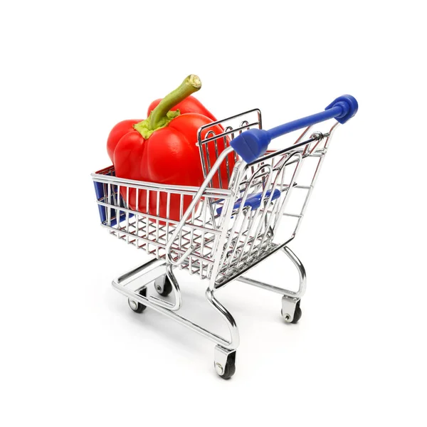 Güzel kırmızı biber bir alışveriş sepeti beyaz zemin üzerinde yer almaktadır. Kavramsal görüntü
